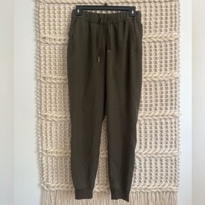 LuluLemon On the Fly Jogger in Green